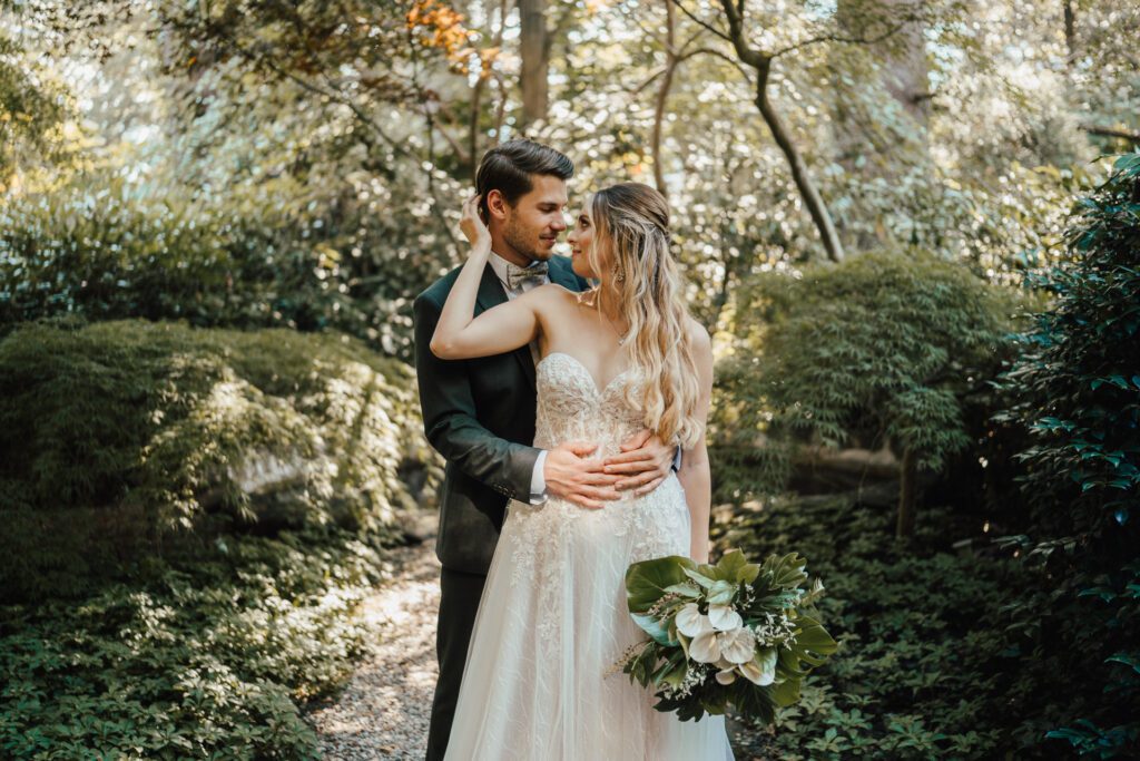 Frau umarmt Mann mit Strauß in der Hand