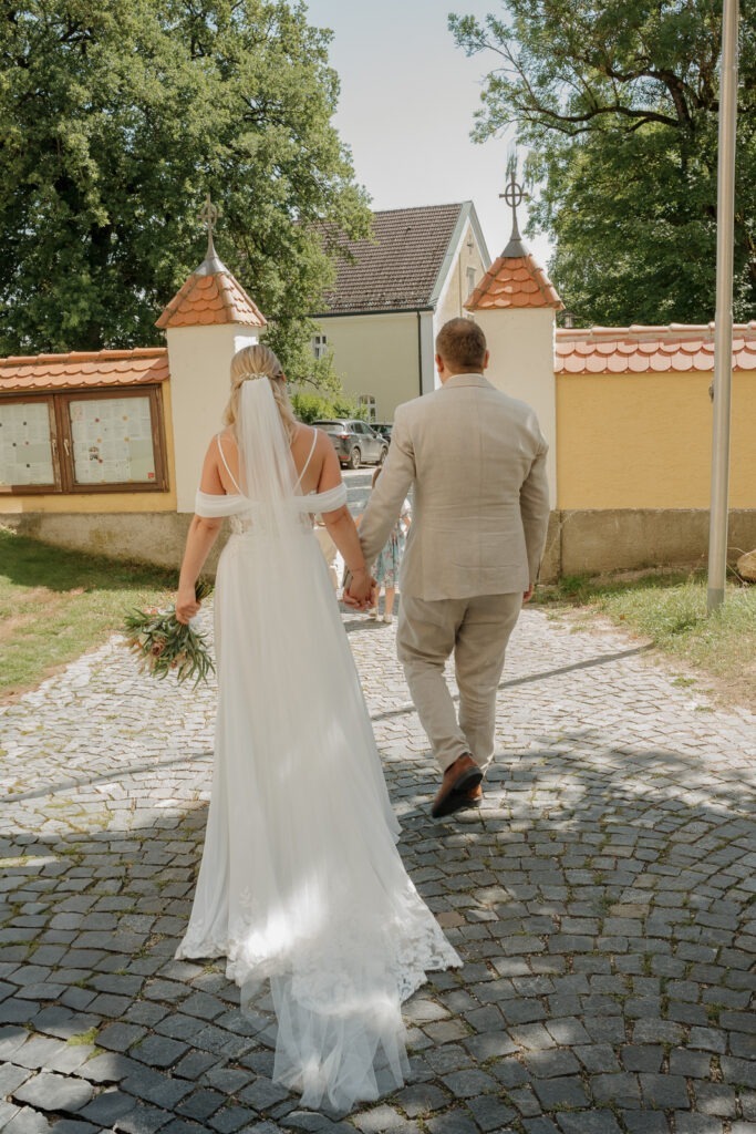 Liebe, Lachen, Sommerglanz in Regensburg 16 Braut und Bräutigam beim Auszug aus der Pfarrkirche St. Maria Himmelfahrt
