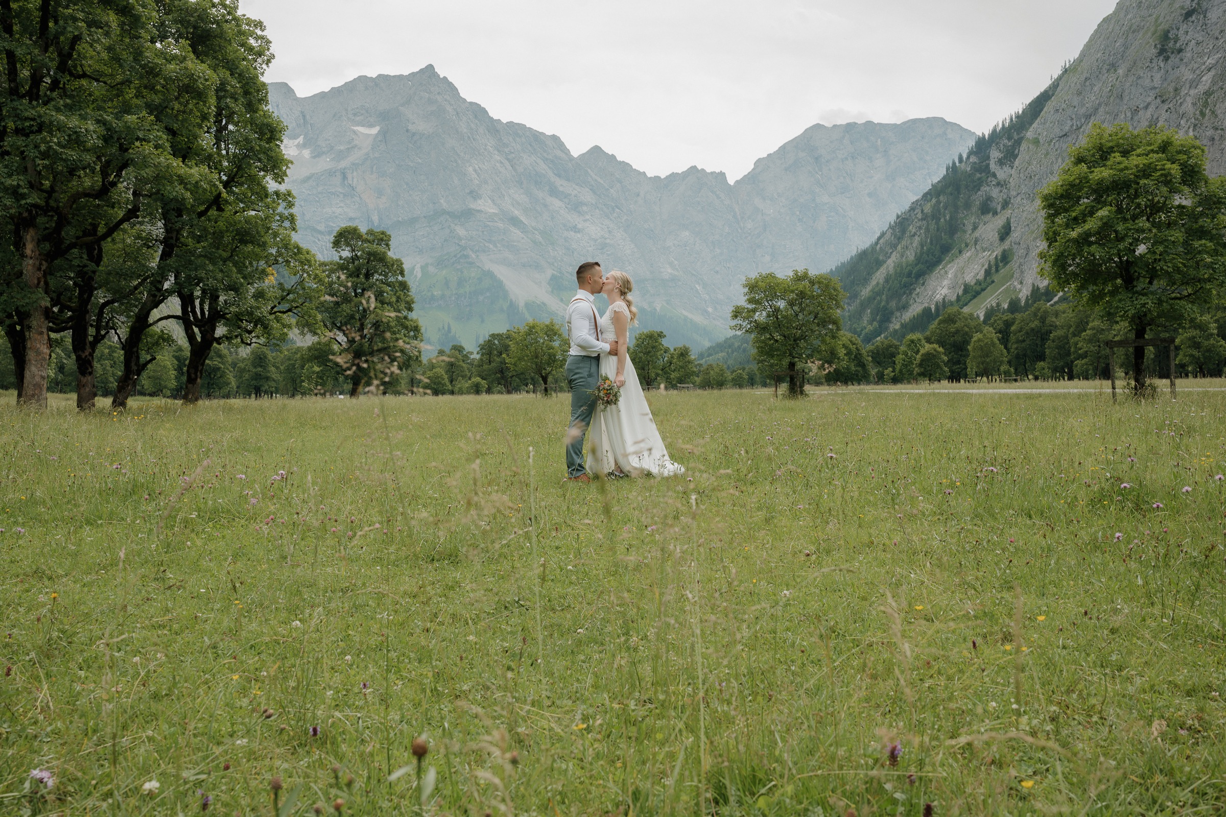 Braut und Bräutigam bei einer Hochzeit in den Bergen im Karwendelgebiet mit natürlicher Eleganz und fließenden Stoffen.