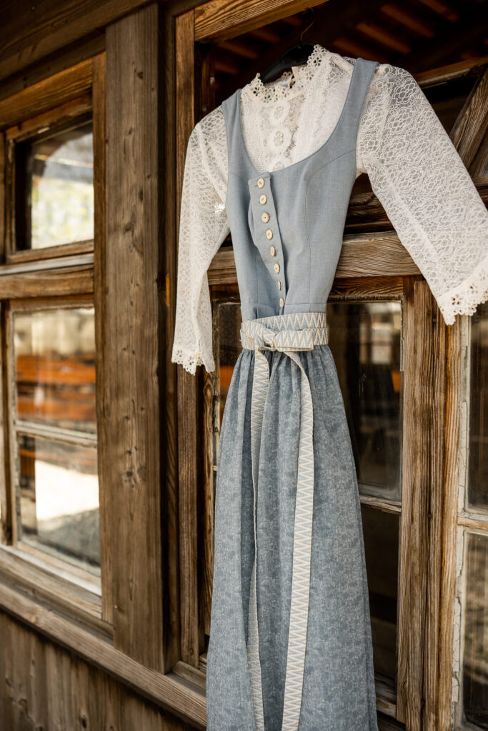 Dirndl vorm Fenster hängend