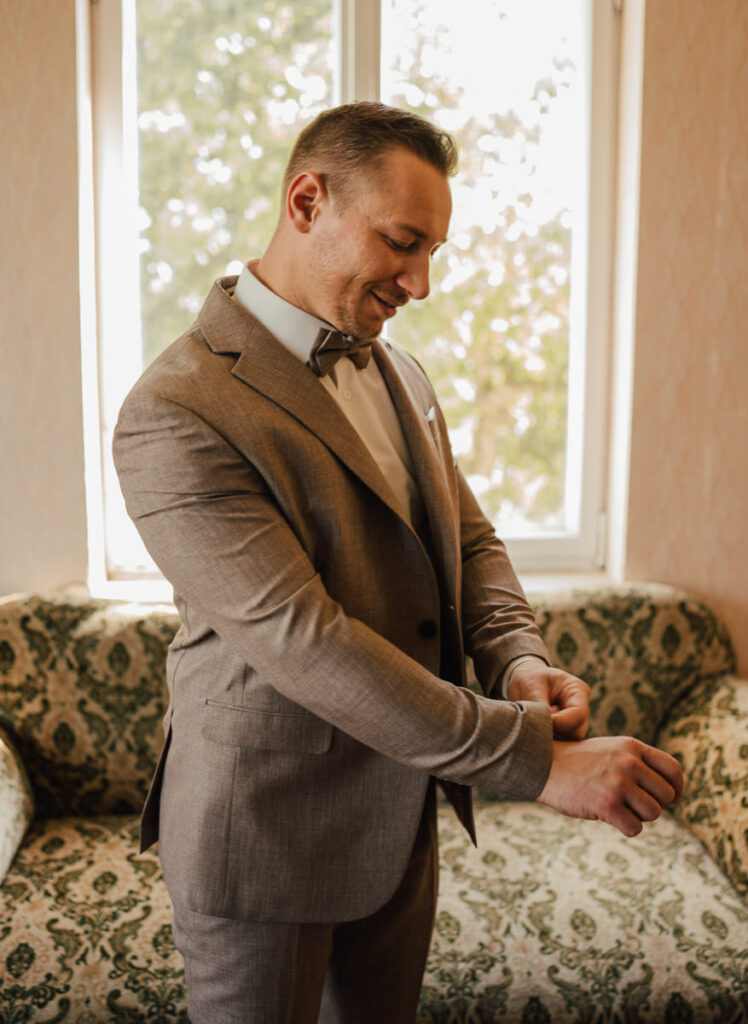 Bräutigam beim Getting Ready für eine Boho Hochzeit