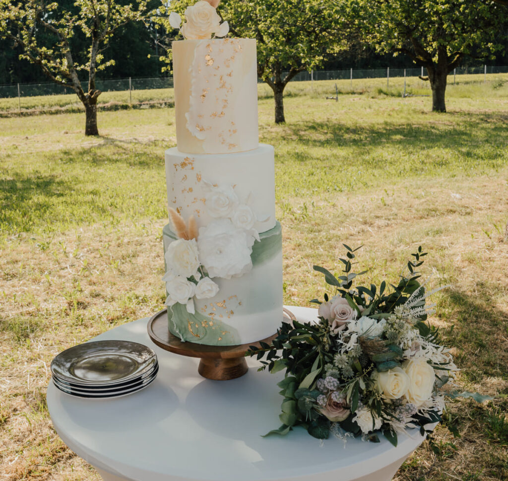 Hochzeitstorte auf einem gedeckten Tisch