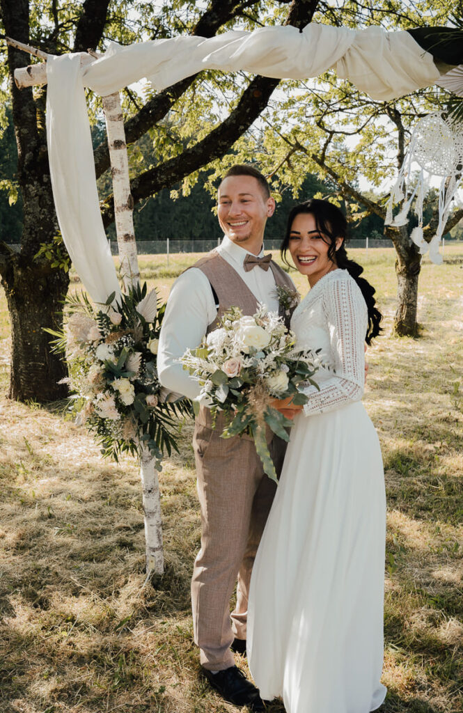 Brautpaar stehend bei einem Boho Styled Shooting auf einer Wiese im Altmühltal
