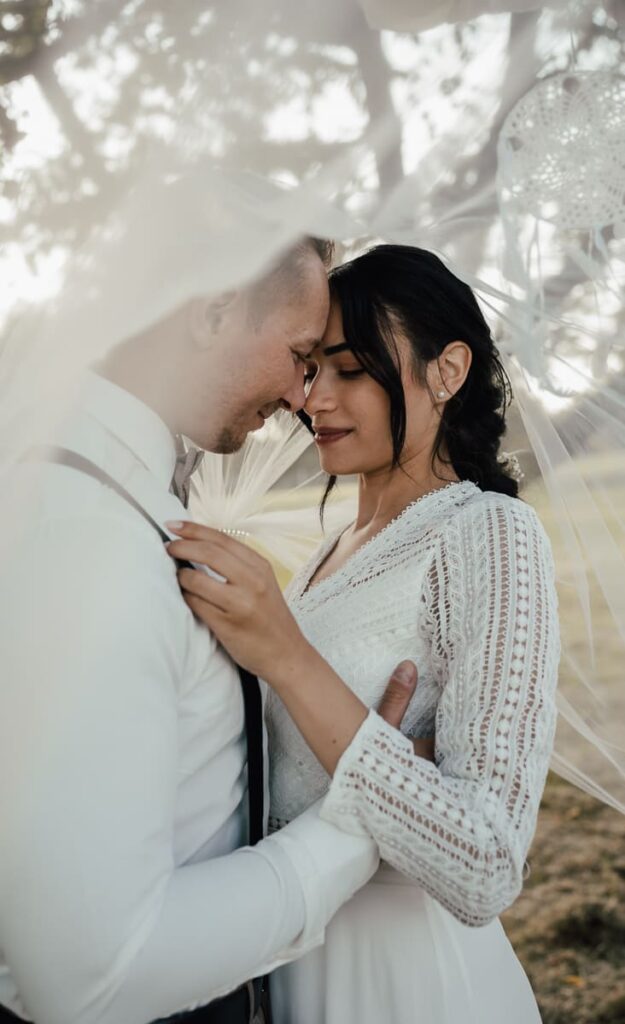 Brautpaar bei einem Boho Styled Shooting auf einer Wiese im Altmühltal