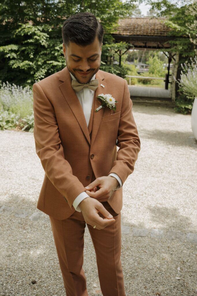 Bräutigam bei einer italienisch inspirierten Hochzeit in der Birkenheide