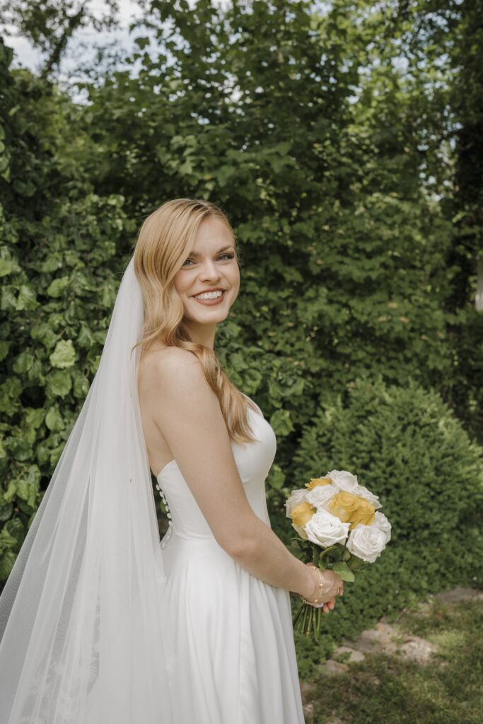 Braut bei einer italienisch inspirierten Hochzeit in der Birkenheide