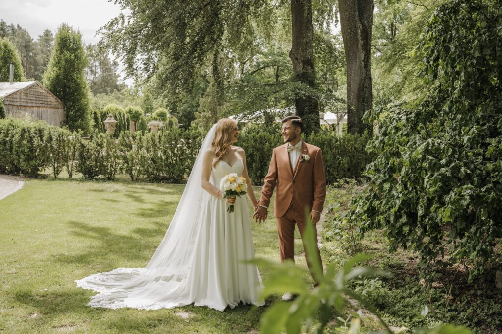 Brautpaar beim Hochzeitsshooting in der Birkenheide