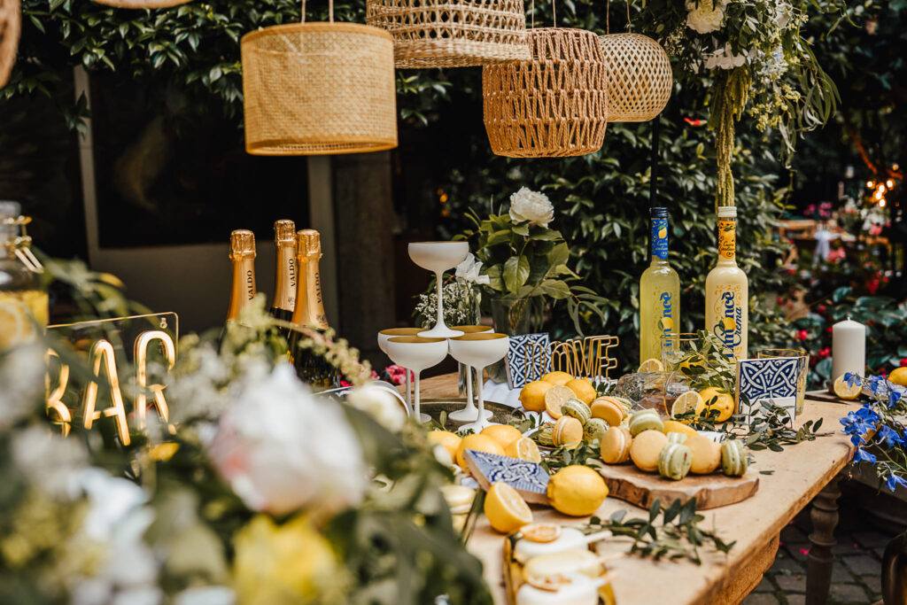 Üppige und farbenfrohe Blumenarrangements bilden einen wichtigen Teil der mediterranen Hochzeitsinspiration.