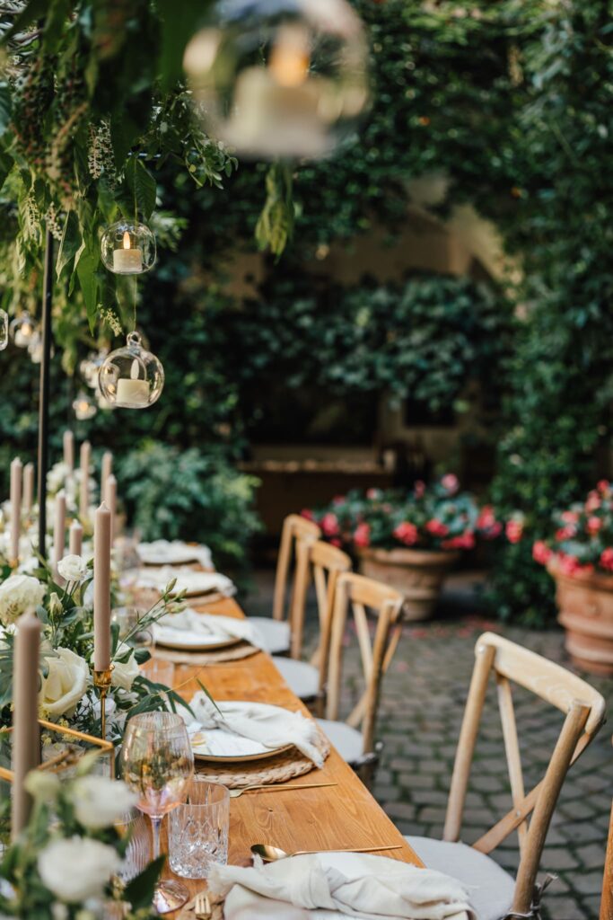Mediterraner Hochzeitstisch mit Blumen in Meran