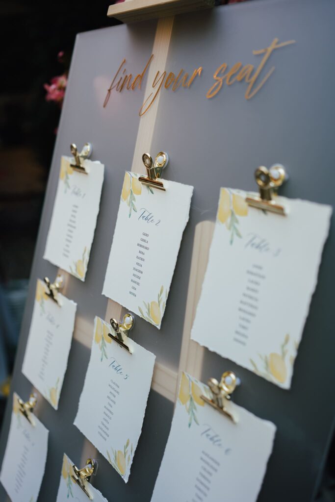 Mediterraner Sitzplan für eine Hochzeit in Meran